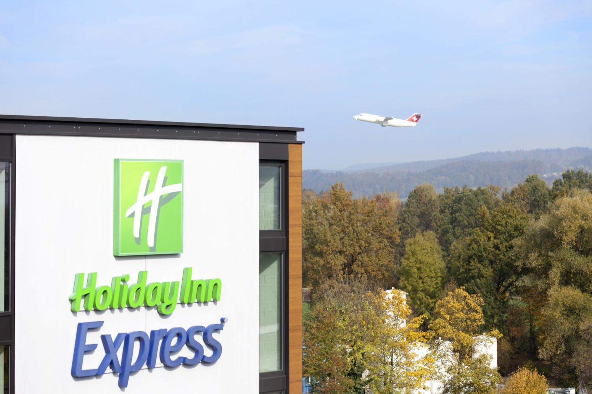 Holiday Inn Express Zurich Airport, An Ihg Hotel Rumlang Bagian luar foto